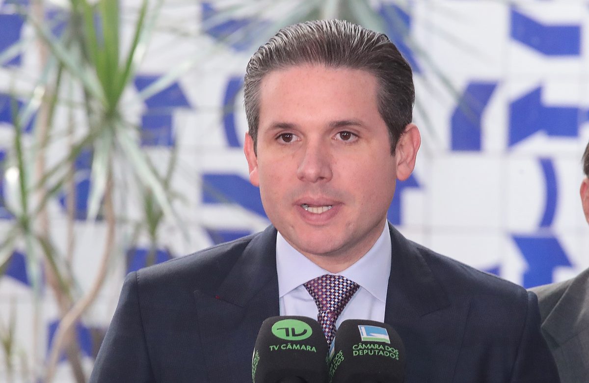 Hugo Motta pede retirada de urgência do projeto sobre fim da escala 6×1 após aprovação da PEC na Câmara