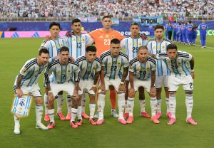 Messi usa chuteira personalizada na Copa do Mundo 2026 enquanto tendência rosa domina o torneio