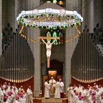 Papa Leão XIV abençoa Torre de Jesus Cristo na Sagrada Família e condena guerras em Barcelona