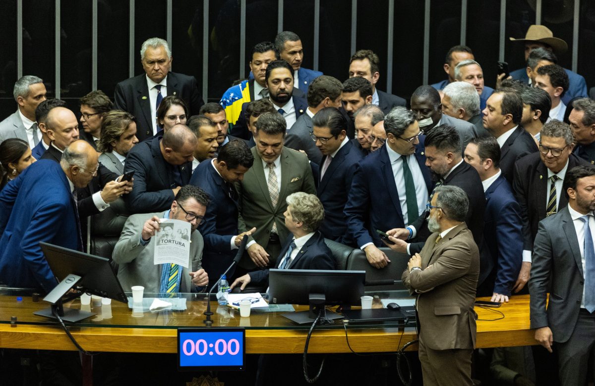 PSOL pressiona Hugo Motta sobre atraso em punição de deputados que ocuparam Mesa da Câmara