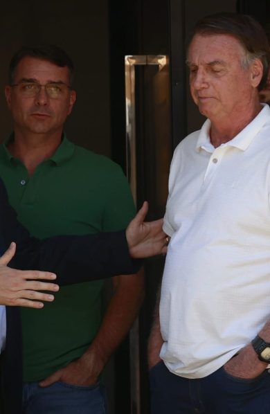 Bolsonaro orienta Flávio a explorar segurança pública após decisão dos EUA sobre PCC e CV