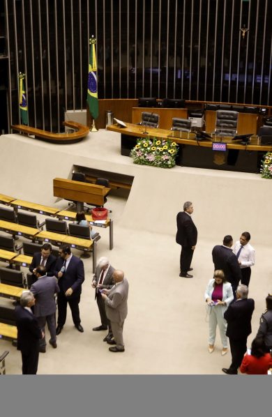 Câmara vota PL que acaba com escala 6×1 na terça-feira; relator busca adequar CLT à PEC aprovada