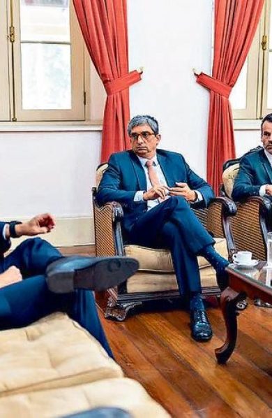 Governador em Exercício do Rio Exonera 500 Comissionados: Reorganização Administrativa e Corte de Despesas