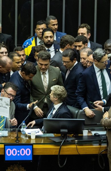PSOL pressiona Hugo Motta sobre atraso em punição de deputados que ocuparam Mesa da Câmara