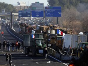 Agricultores impõem ‘cerco’ a Paris em protesto