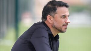 Diretor do Atlético-MG Rodrigo Caetano negocia detalhes com a CBF
