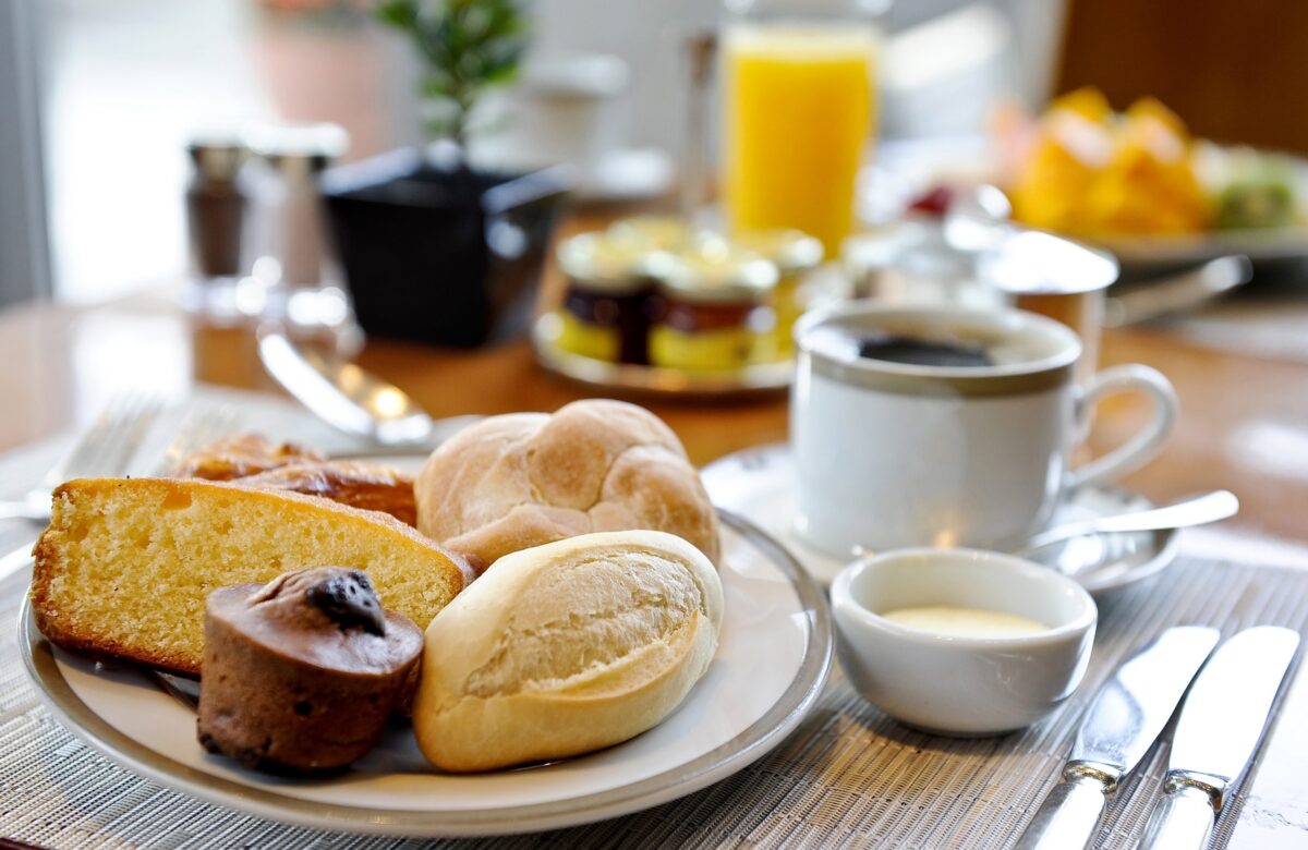 Pão, ovo e fruta: o que não pode faltar no café da manhã