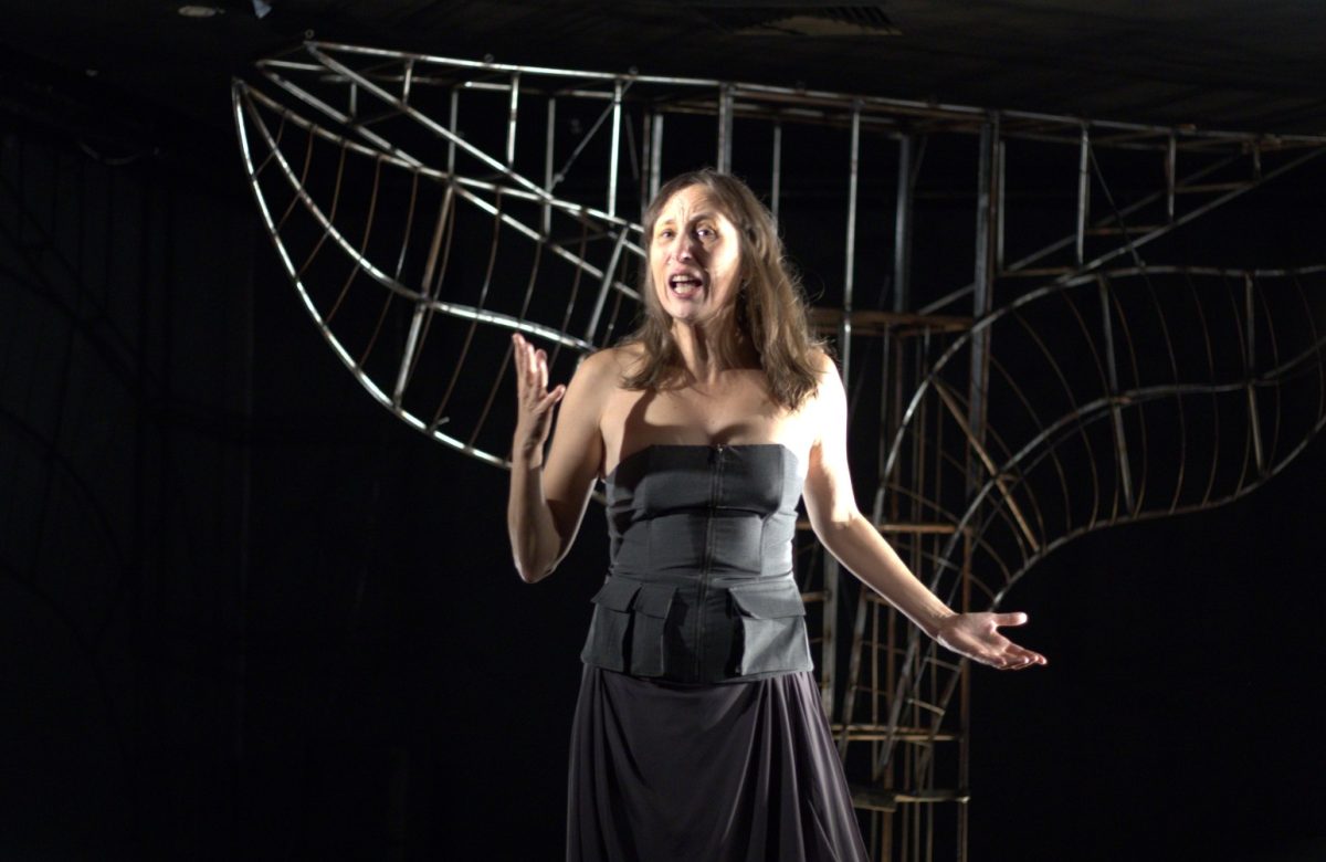 A Mulher Estátua: Crítica Mordaz à Produtividade Tóxica em Monólogo no Rio de Janeiro