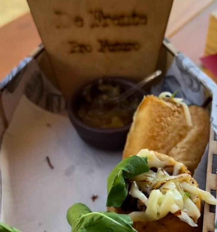 Bar em Minas Gerais surpreende no Comida di Buteco servindo sanduíche em caixão temático