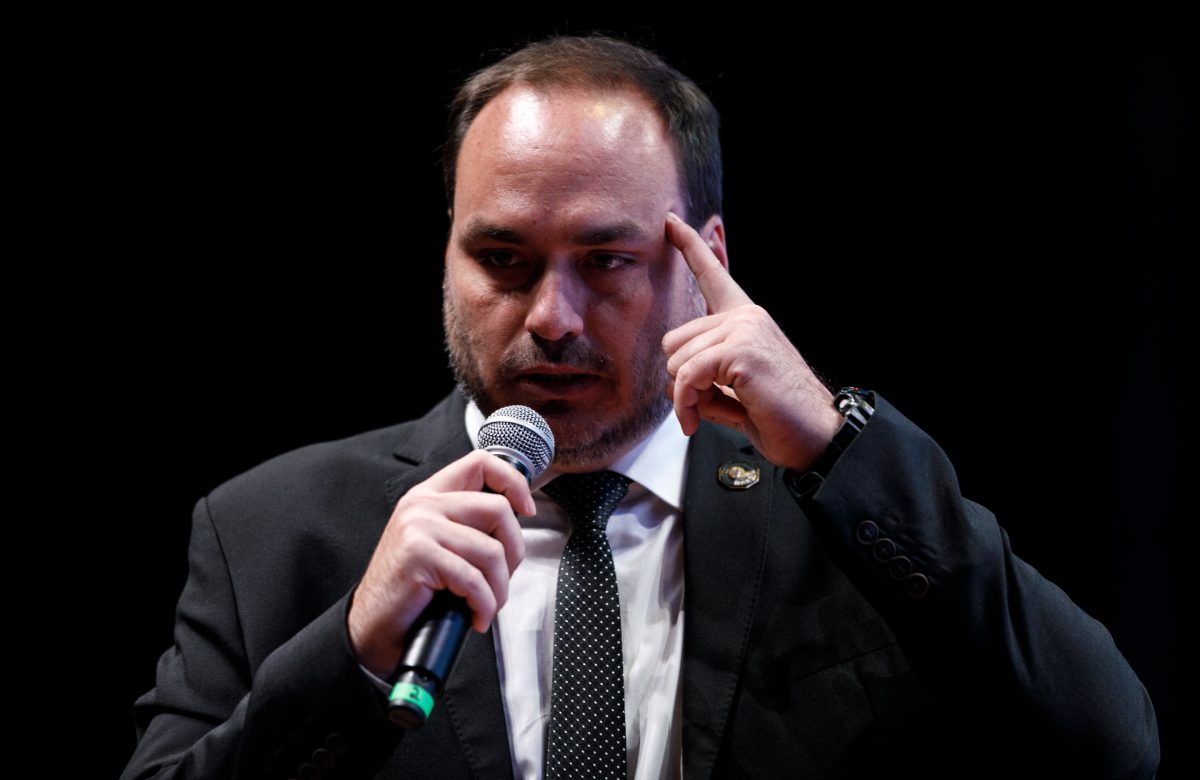 Carlos Bolsonaro anuncia levantamento de prefeitos e vereadores do PL que não apoiam candidatura de Flávio