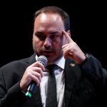 Carlos Bolsonaro anuncia levantamento de prefeitos e vereadores do PL que não apoiam candidatura de Flávio