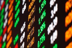 Cessar-fogo entre EUA e Irã faz dólar cair ao menor patamar em 22 meses e impulsiona Ibovespa a recorde histórico