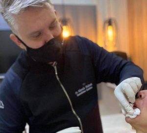 Estética Facial em Transformação: Rostos Finos e Naturais Substituem Volumes Excessivos