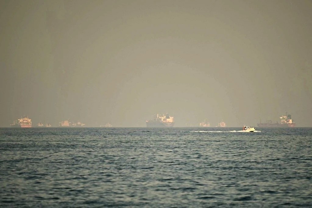 Fechamento do Estreito de Ormuz por 9 Semanas Ameaça Recessão Global e Reduz Consumo de Petróleo