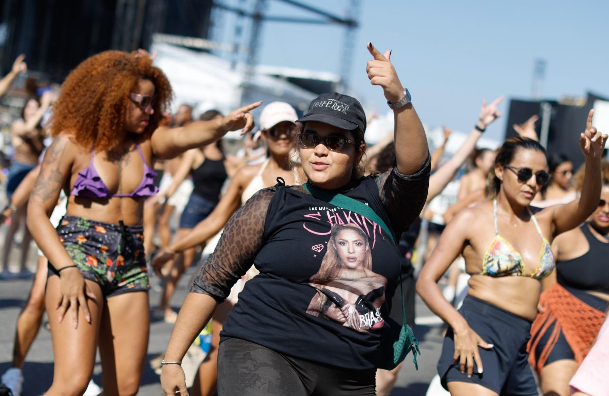 Fãs de Shakira se reúnem em Copacabana para aprender coreografia de Waka Waka antes do show