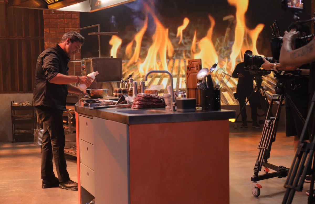 Felipe Bronze estreia reality culinário no GNT com comentaristas da Ge TV em competição de churrasco