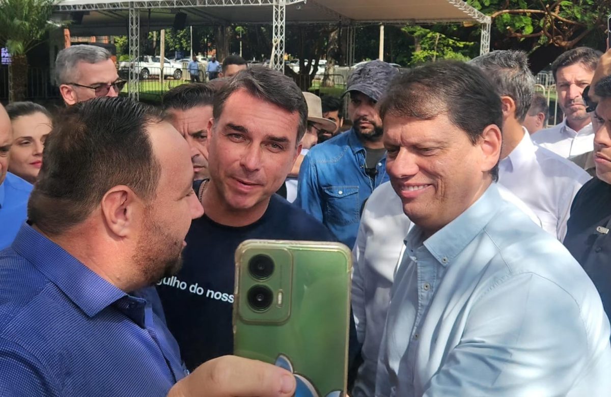 Flávio Bolsonaro e Tarcísio de Freitas unem forças na Agrishow contra políticas agrícolas de Lula