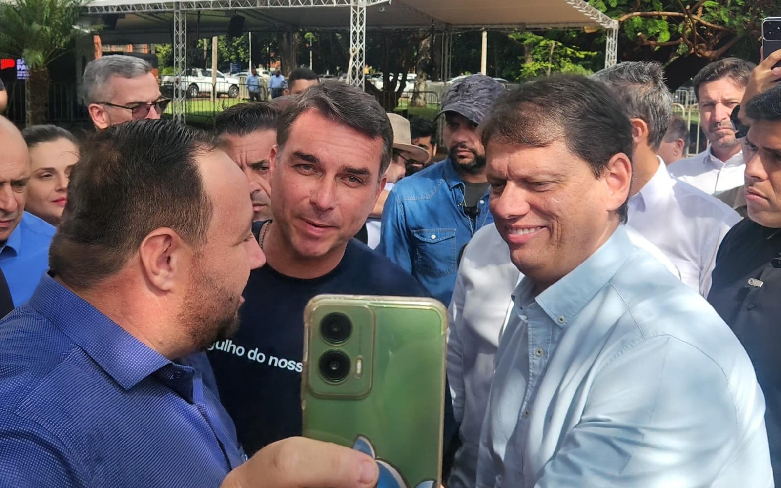 Flávio Bolsonaro e Tarcísio de Freitas unem forças na Agrishow contra políticas agrícolas de Lula
