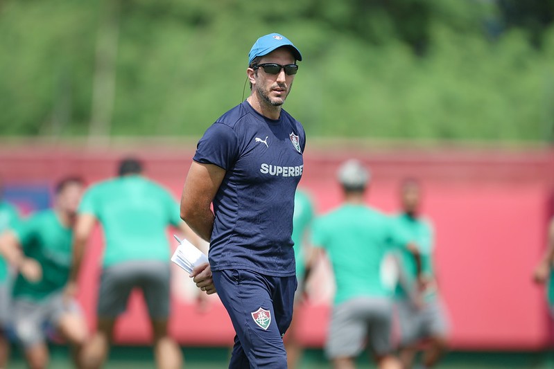 Fluminense tenta sair da crise contra Santos na Vila Belmiro em duelo decisivo