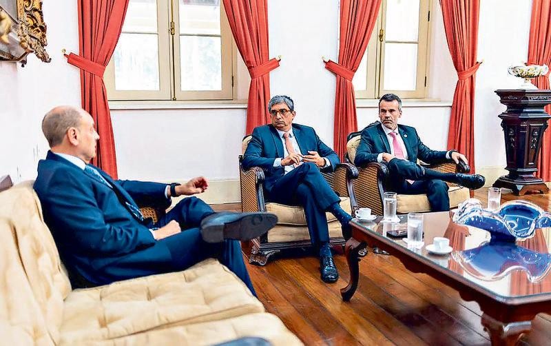 Governador em Exercício do Rio Exonera 500 Comissionados: Reorganização Administrativa e Corte de Despesas