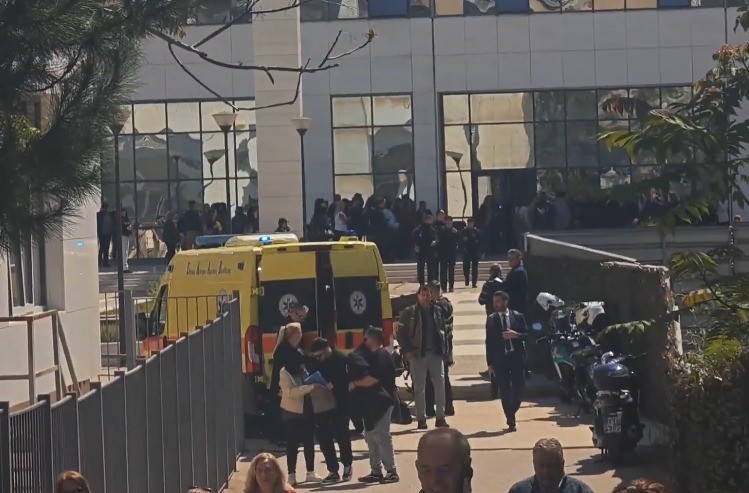 Idoso de 89 anos abre fogo em escritório e tribunal em Atenas deixando feridos; polícia busca suspeito