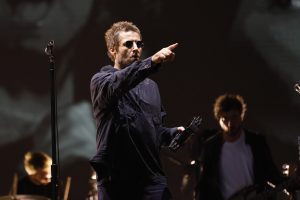 Liam Gallagher entra no Hall da Fama do Rock 2026 e enfrentadiscussões acaloradas com fãs sobre mudança de posição