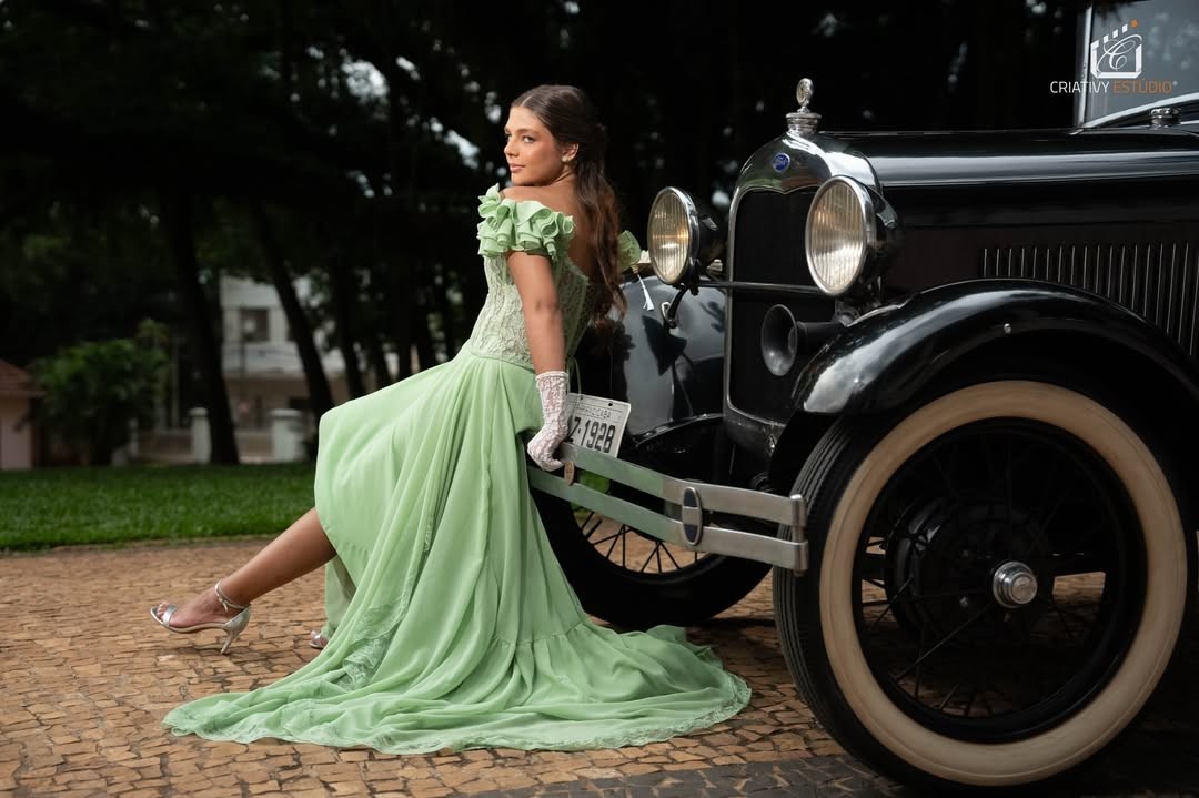 Maria Sophia, neta de Leonardo, encanta web com fotos estilo Bridgerton aos 15 anos