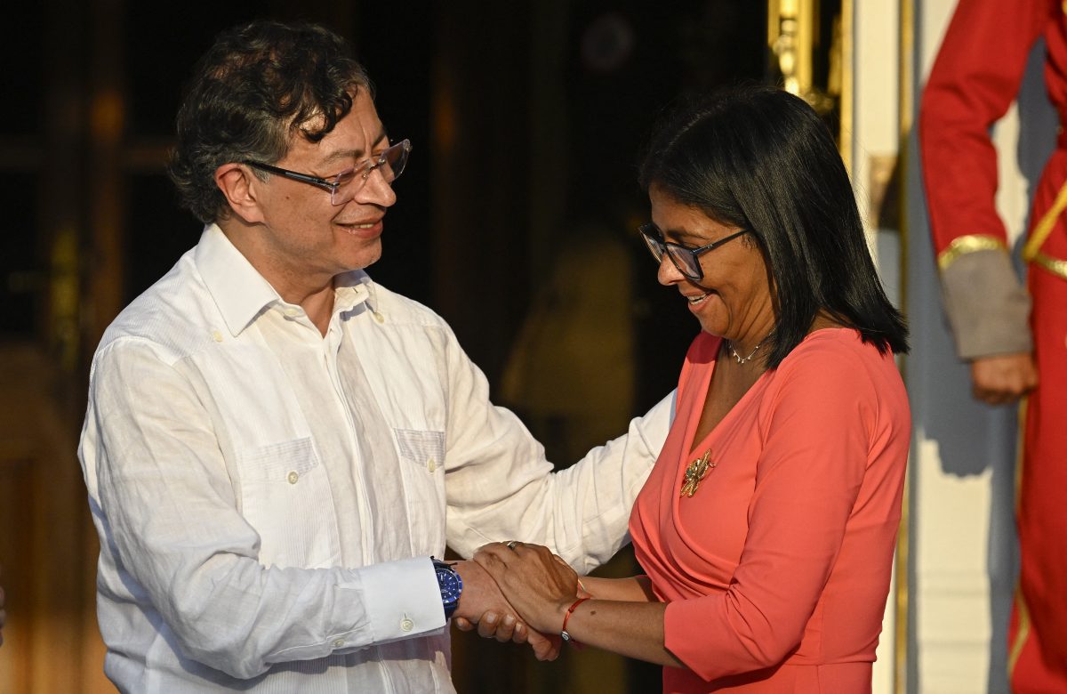 Petro visita Venezuela e anuncia cooperação militar com Delcy contra máfias na fronteira