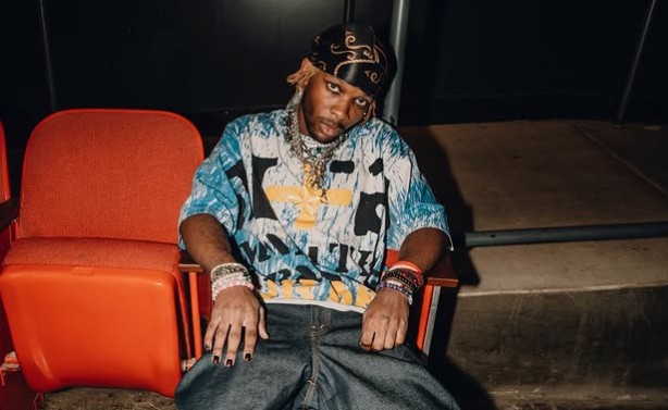 Rapper D4vd preso por assassinato de adolescente tem pornografia infantil em celular, revela promotoria