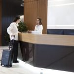 Senador Bolsonarista Propõe Suspensão de Check-in Digital em Hotéis: Debate sobre Privacidade e Dados