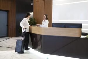 Senador Bolsonarista Propõe Suspensão de Check-in Digital em Hotéis: Debate sobre Privacidade e Dados