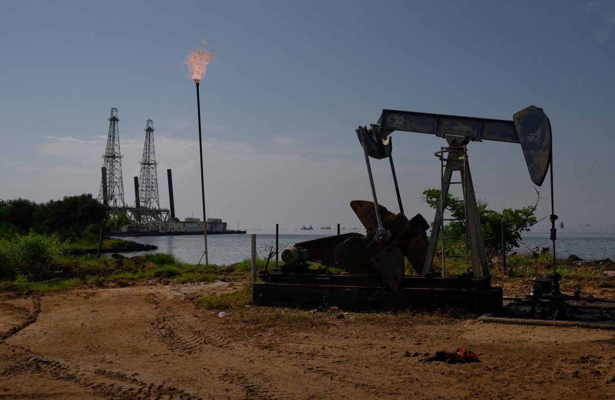 Tensões no Oriente Médio elevam petróleo a US$ 95 e ameaçam inflação e juros no Brasil