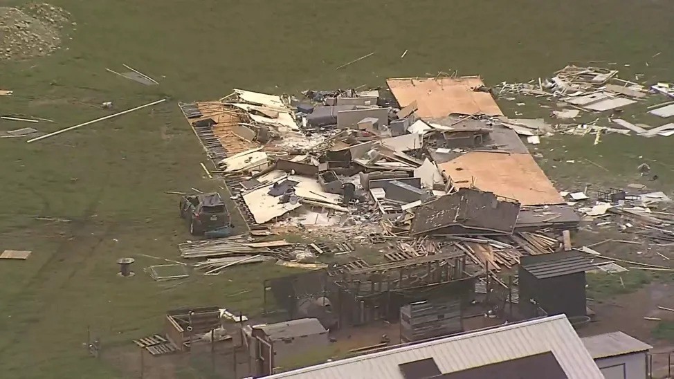 Tornados EF-2 e EF-1 devastam norte do Texas: dois mortos e destruição em larga escala