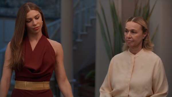 Três Graças: Helga apaixonada chantajeia Arminda na prisão em reviravolta dramática