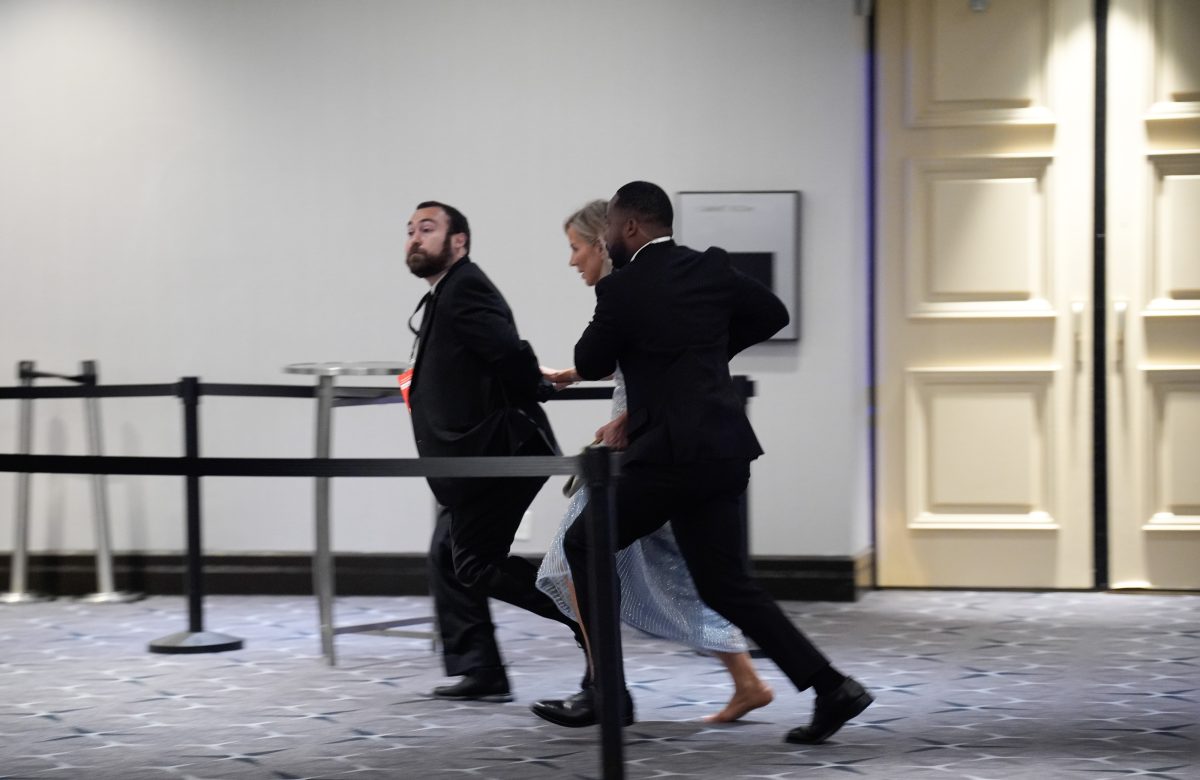 Trump evacuado de jantar na Casa Branca após disparos em Washington; suspeito preso