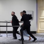 Trump evacuado de jantar na Casa Branca após disparos em Washington; suspeito preso