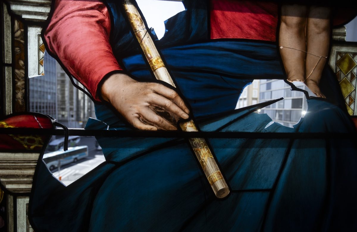 Vitrais da Igreja da Candelária são restaurados após 127 anos: conheça o processo delicado de preservação