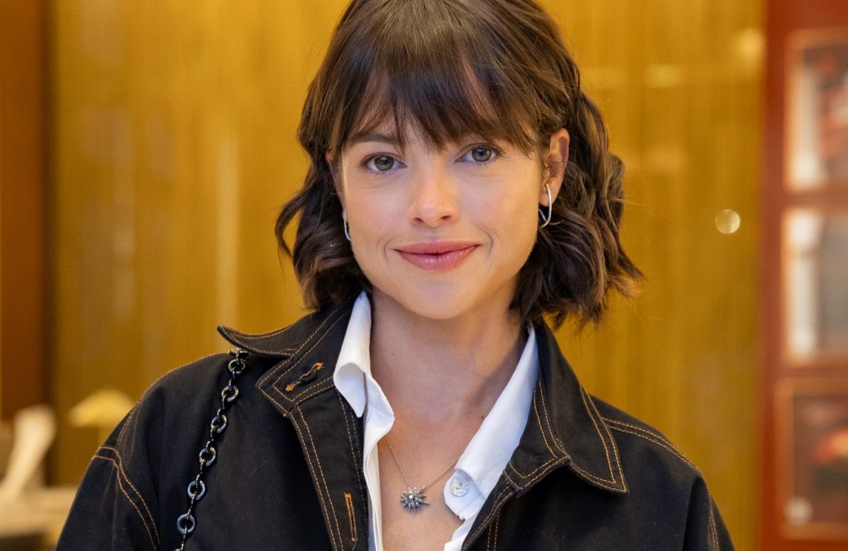 Agatha Moreira usa figurino dos anos 1990 em ‘Quem ama cuida’ e sofre transformação visual na novela