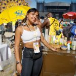 De ambulante a VIP: a história inspiradora de Tainá que virou atração nos shows de Copacabana