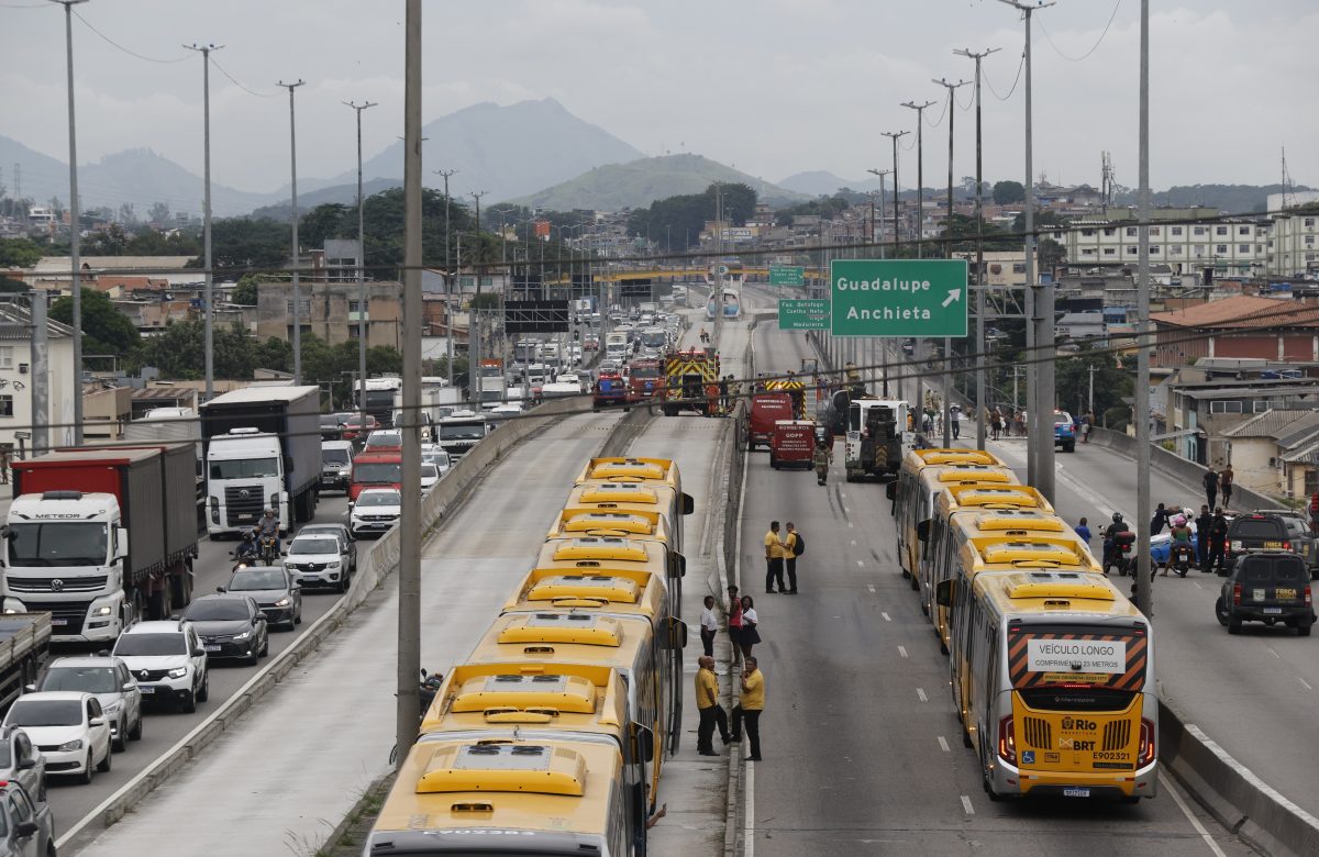 Avenida Brasil Reabre Após Incêndio em Carreta de Combustíveis; Zona Oeste Enfrenta Congestionamento
