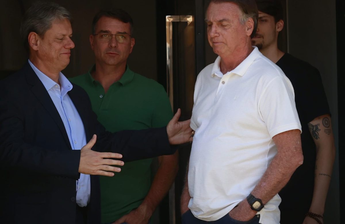Bolsonaro orienta Flávio a explorar segurança pública após decisão dos EUA sobre PCC e CV