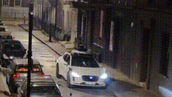 Carro Autônomo do Google Preso em Rua sem Saída em Londres: Vídeos Virais Revelam Falhas no Sistema de Navegação
