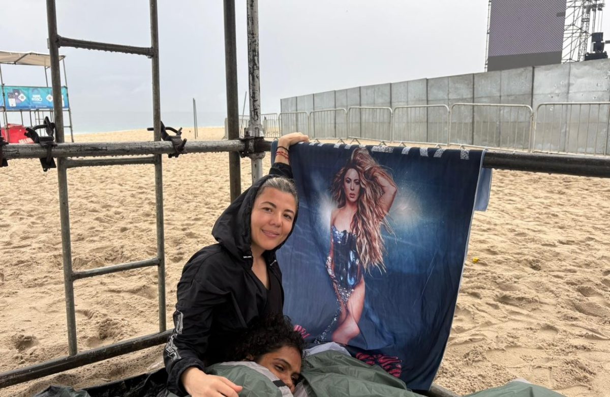 Casal dorme na areia de Copacabana para garantir melhor posição no show de Shakira