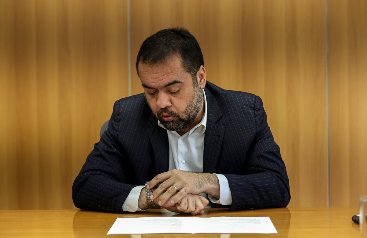Defesa de Cláudio Castro afirma surpresa com operação da PF sobre fraudes fiscais da Refit
