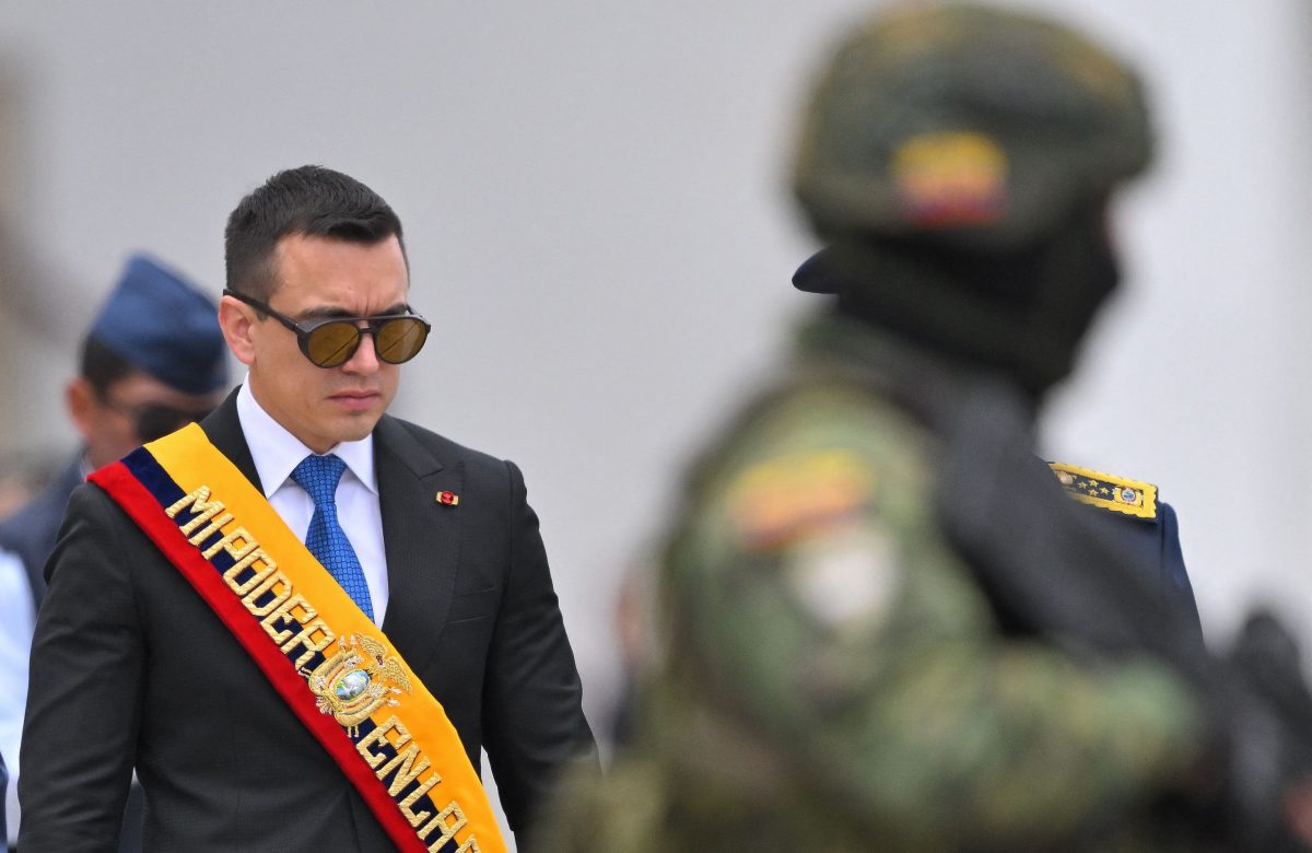 Equador enfrenta crise democrática: governo Noboa acusado de retrocesso e ameaça à liberdade de imprensa