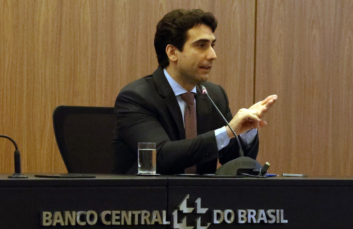 Galípolo Explica Como a Selic Impacta a Dívida Pública: Um Problema Exclusivamente Brasileiro