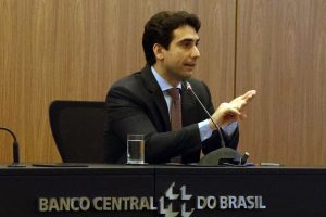 Galípolo Explica Como a Selic Impacta a Dívida Pública: Um Problema Exclusivamente Brasileiro