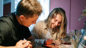 Linguagem Digital dos Jovens: Como Emojis, Abreviações e Siglas Estão Transformando a Escrita