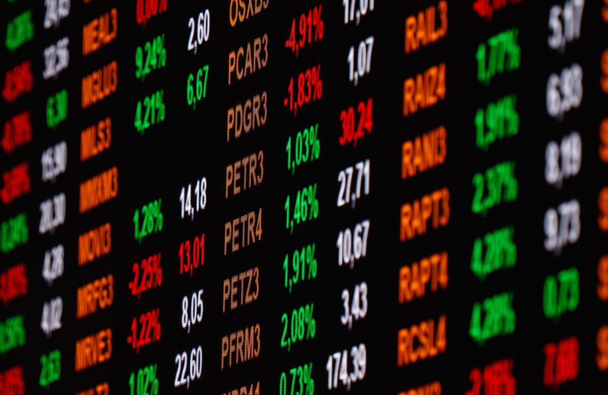 Petróleo Cai 5% e Impulsiona Bolsa a Subir 1,8%; Dólar Recua para R$ 5