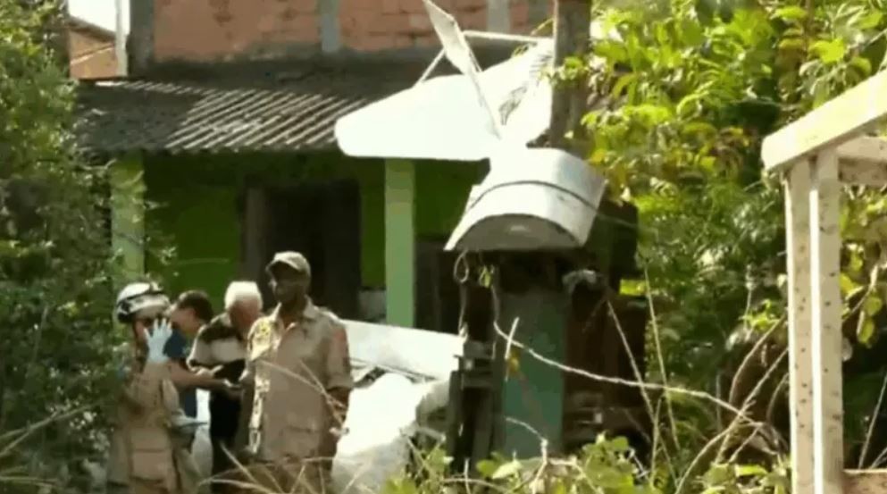 Piloto morre em queda de avião de pequeno porte em Nova Iguaçu na Baixada Fluminense